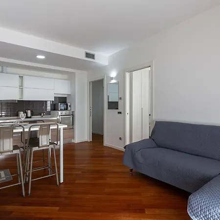 Central/garibaldi Luxurious Two-room Apartment. Апартаменты
